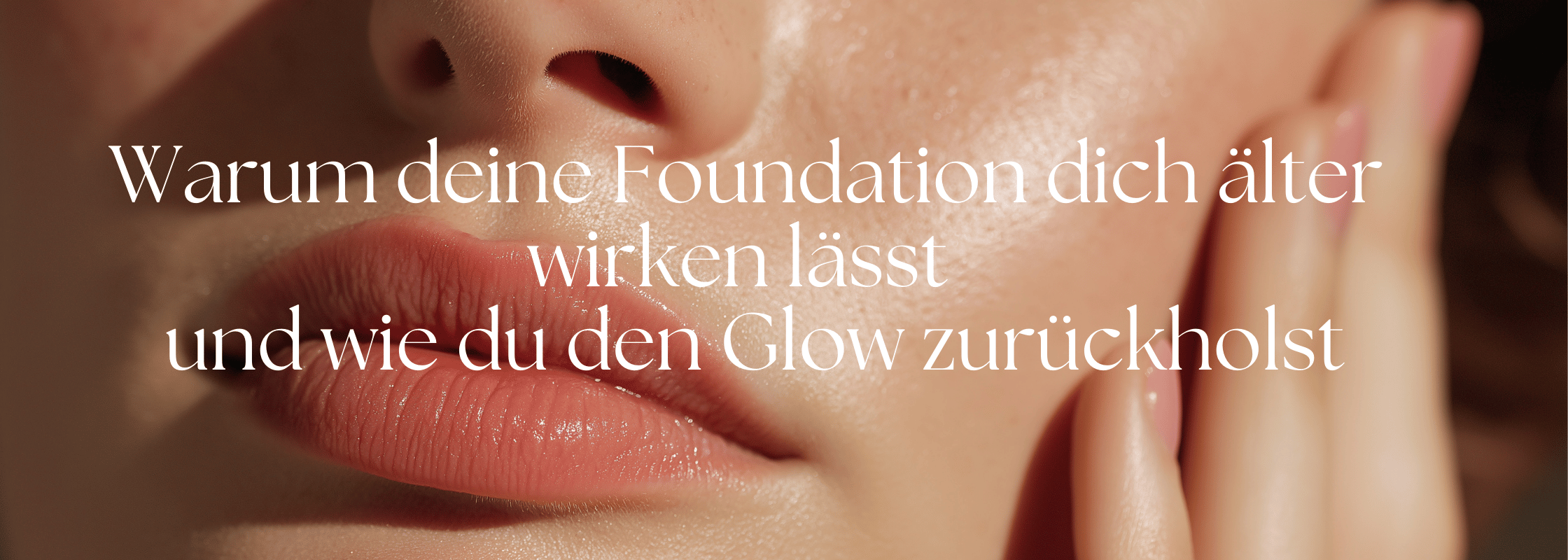 Nahaufnahme eines natürlich geschminkten Gesichts mit dem Titel zu Foundation und frischem Glow